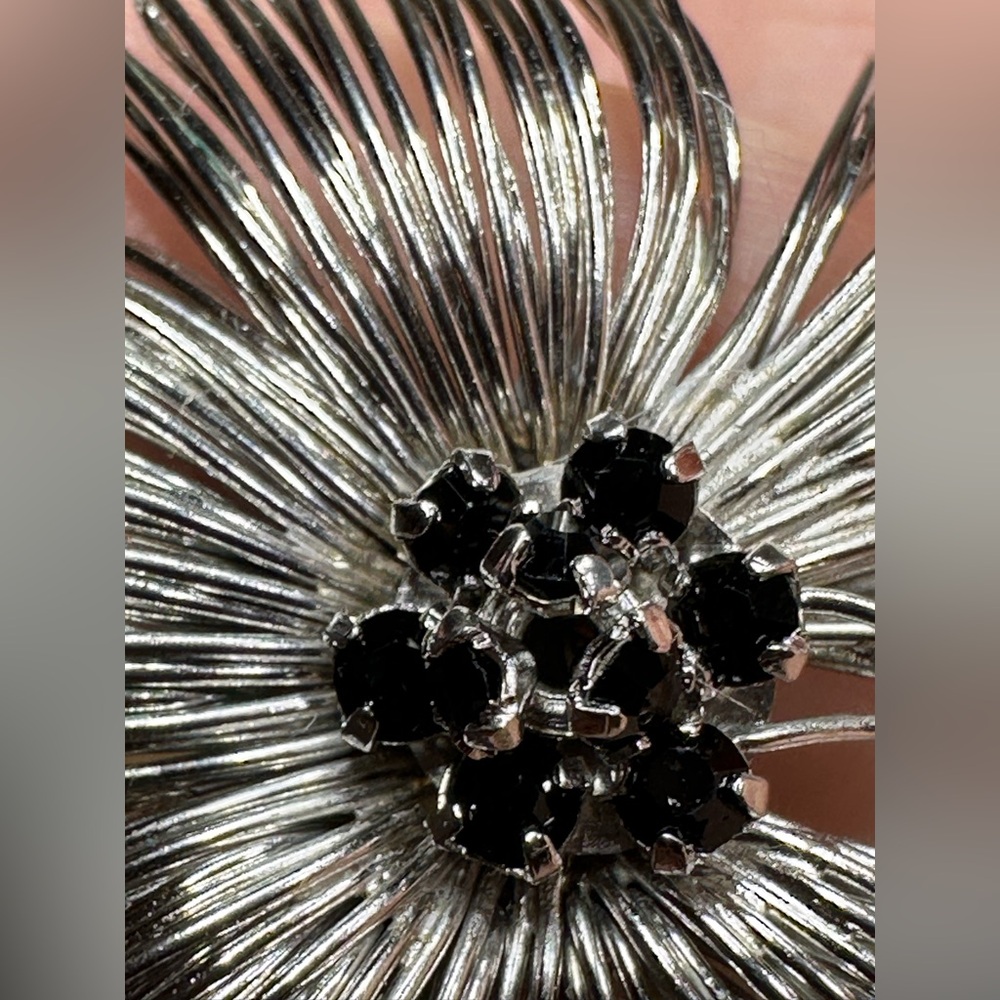 Vintage silver-tone flower brooch/pin with dark rhinestones - Picture 3 of 6